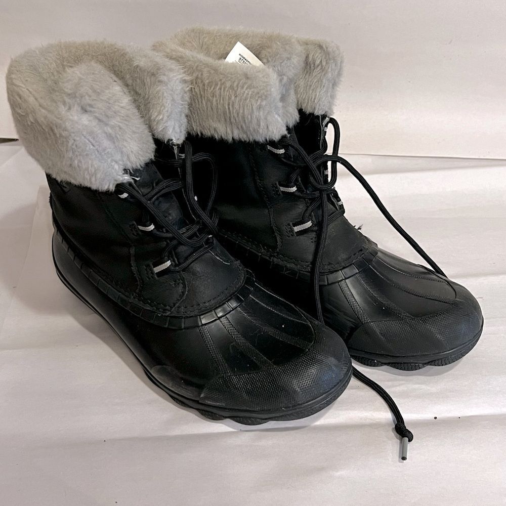 Sperry Syren black fur trim boots‎